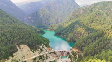 Canlı ormanları, kristal berrak bir su deposu ve sağlam bir barajı olan huzurlu bir dağ vadisi keşfedin. Doğa, manzara ve çevre projeleri için mükemmel.