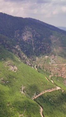 İnsansız hava aracının nefes kesen orman dağlarının üzerinde süzülüşünü ve şafak vakti çarpıcı manzarayı yakalayışını görün..