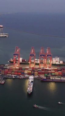 Drone gün batımında limanı filme alıyor, ulaşım faaliyetlerini gösteriyor. Liman, deniz taşımacılığı için bir merkez. Günbatımı ulaşım işlemlerinin verimliliğini ve ölçeğini vurguluyor.