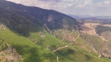 İnsansız hava aracının nefes kesen orman dağlarının üzerinde süzülüşünü ve şafak vakti çarpıcı manzarayı yakalayışını görün..