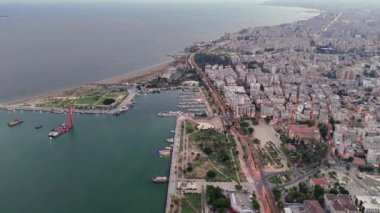 İnsansız hava aracı, deniz kenti manzarası yakalar, bir liman, plajlar ve yoğun bir şehir manzarası sergiler..