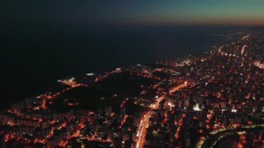 Lübnan 'ın başkenti Beyrut, şehir ışıklarının şehir manzarası boyunca parıldaması ve Akdeniz' e güzel bir tezat oluşturması ile göz kamaştırıcı bir gece görüşü ile göz kamaştırıyor.