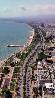 Günışığı kıyı kenti Akdeniz kıyısında hayat dolu bir yol boyunca uzanan palmiye ağaçlarına sahiptir. Canlı şehir hayatı, çarpıcı sahiller ve derin mavi sularda gelişir.