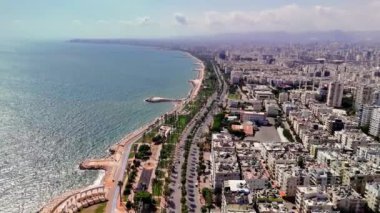Günışığı kıyı kenti Akdeniz kıyısında hayat dolu bir yol boyunca uzanan palmiye ağaçlarına sahiptir. Canlı şehir hayatı, çarpıcı sahiller ve derin mavi sularda gelişir.