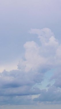 Beyaz ve gri gölgelerdeki bulutlar soluk mavi gökyüzünde yavaşça sürükleniyor. Büyüleyici bir doğa gösterisi yaratıyor. Sanatçılık ve atmosferi büyüleyici bir gösteriye dönüştürüyor.