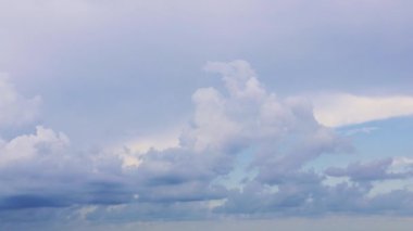 Beyaz ve gri gölgelerdeki bulutlar soluk mavi gökyüzünde yavaşça sürükleniyor. Büyüleyici bir doğa gösterisi yaratıyor. Sanatçılık ve atmosferi büyüleyici bir gösteriye dönüştürüyor.