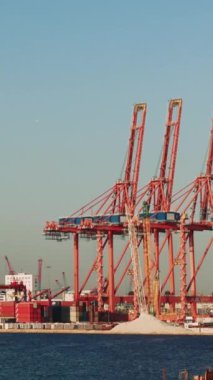 Konteynır gantry vinçleri küresel taşımacılık ve lojistik işlemleri desteklemek için etkili bir şekilde yükleme ve boşaltma konteynırları