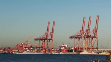 Konteynır gantry vinçleri küresel taşımacılık ve lojistik işlemleri desteklemek için etkili bir şekilde yükleme ve boşaltma konteynırları