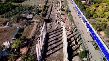 Gökyüzü görüntülerinde, tarihi yapıların üzerinde süzülen kamerayla Türkiye 'deki antik mersin kalıntıları ve zengin kültürel mirası vurgulayan bir bisiklet yolu görülüyor.