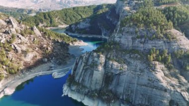 Çarpıcı turkuaz sular, yükselen uçurumlar ve kahramanmaraş, hindi gibi yemyeşil ormanlarla çerçevelenmiş dramatik bir kanyon boyunca esiyor.