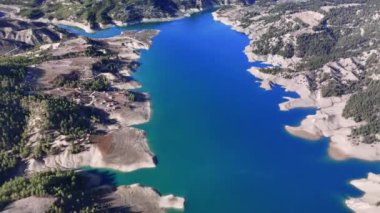 Kahramanmarash, hindi, kayasi cam terası ve Menzelet baraj gölünün gök mavisi suları gibi engebeli tepelerin ve dağların arasına kurulmuş çarpıcı hava perspektifleri sunuyor.