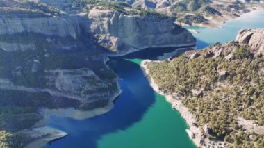Zümrüt renkli sular, yükselen kayalık uçurumlar arasında süzülüyor. Yeşil kanyonların dramatik jeolojik desenlerini gözler önüne seriyor. Nefes kesici Türk yaban hayatı.