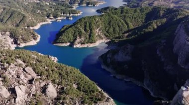 Yeşil kanyon gölünün derin mavi sularında akan parlak güneş ışığı, güneyli hindinin verimli dağlık arazisine yerleşmiş, el değmemiş manzara güzelliğini gözler önüne seriyor.