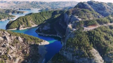 Hava aracı görüntülerinde menzelet barajlarının turkuaz sularının yeşil tepeler ve kayalık arazilerle çevrili olduğu görüldü. Kahramarash 'ta kayasal cam teras, hindi.