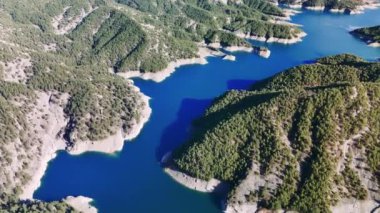 Nefes kesen hava perspektifi, Türkiye 'deki çarpıcı yeşil kanyon gölünü gösteriyor. Derin mavi suları, çevredeki tepeleri kaplayan yemyeşil ormanla güzel tezat oluşturuyor.