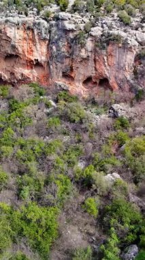 Kireçtaşı karst manzarası, mersin yakınlarındaki doğal jeolojik mucizeyi tasvir eden, çeşitli perspektiflerden gelen hindiyi betimleyen yemyeşil çevresiyle derin subatan ortaya çıkarıyor.