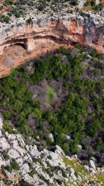 Bereketli bitki örtüsü derin kayalık cennet ve cehennem çukurlarının dibinde yetişir. Taurus dağlarında doğal çöküntüler, Mersin vilayetinde, hindi
