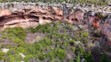 Kireçtaşı karst manzarası, mersin yakınlarındaki doğal jeolojik mucizeyi tasvir eden, çeşitli perspektiflerden gelen hindiyi betimleyen yemyeşil çevresiyle derin subatan ortaya çıkarıyor.