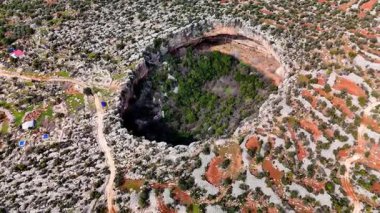Mersin 'deki karst manzarasını tanımlayan devasa kireçtaşı obrukları, Türkiye, Akdeniz hava perspektifinden çarpıcı jeolojik oluşumlar ortaya çıkarıyor.