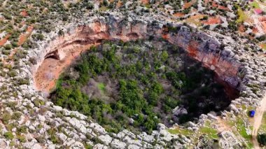 Panoramik görüntüler mersin yakınlarında kireçtaşı obrukları yakalıyor, Türk manzarasında doğal erozyon süreçleri tarafından oyulmuş dramatik jeolojik oluşumları ortaya çıkarıyor