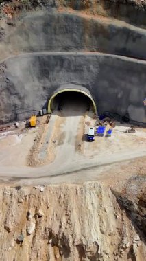 İnşaat işçileri ve mühendisleri, Türkiye 'de bir dağ silsilesi boyunca mühendislik ve altyapı gelişiminde etkileyici başarılar sergileyen yeni bir tünel inşa ediyorlar.