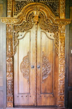 Endonezya, Bali 'de bir kulübe ya da villanın girişinde süslü bir kapı.
