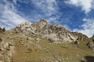 Yazın güzel dağlar.