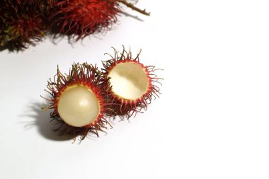 Tüm meyve ve soyulmuş rambutan tatlı tatlı meyve beyaz arka planda izole