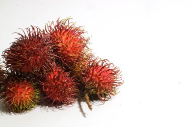 Tüm meyve ve soyulmuş rambutan tatlı tatlı meyve beyaz arka planda izole