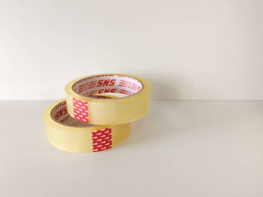 Şeffaf selo bant rulo yakın plan veya beyaz arka planda izole çift bant