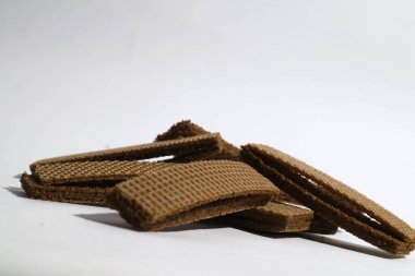 Beyaz arka planda birkaç katmanlı lezzetli çikolatalı gofretler. Aile ve çocukların en sevdiği atıştırmalıklar..