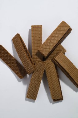 Beyaz arka planda birkaç katmanlı lezzetli çikolatalı gofretler. Aile ve çocukların en sevdiği atıştırmalıklar..