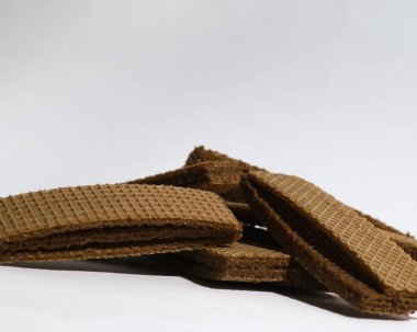 Beyaz arka planda birkaç katmanlı lezzetli çikolatalı gofretler. Aile ve çocukların en sevdiği atıştırmalıklar..