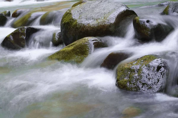 在鹅卵石上流淌的特写运动型的河川急流 — 图库照片