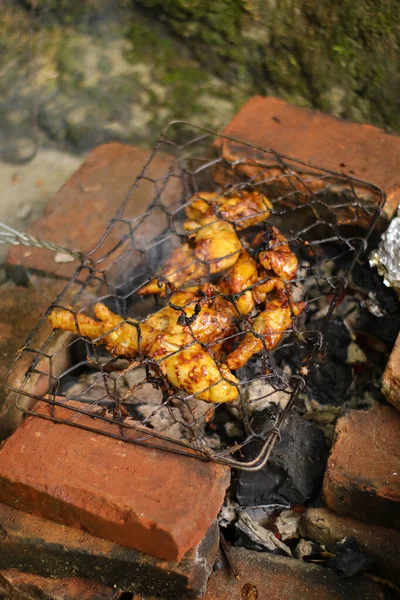 Pemandangan Teratas Dari Hidangan Tradisional Ayam Panggang Ditempatkan Grid Logam — Stok Foto