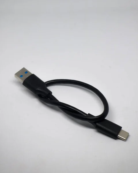 C型电缆是一种能连接几种未来电子设备的电缆 — 图库照片