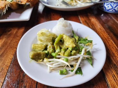 Tavuklu pilav ve köri ezmesi.