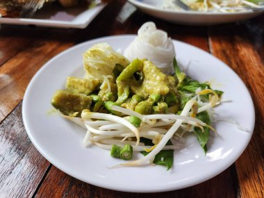 Tavuklu pilav ve köri ezmesi.