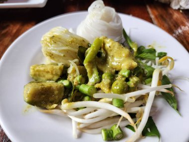 Tavuklu pilav ve köri ezmesi.