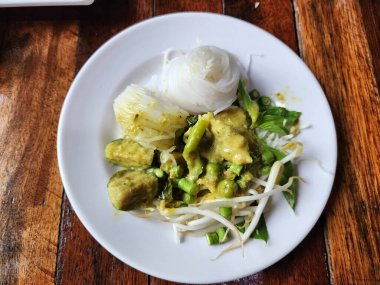 Tavuklu pilav ve köri ezmesi.