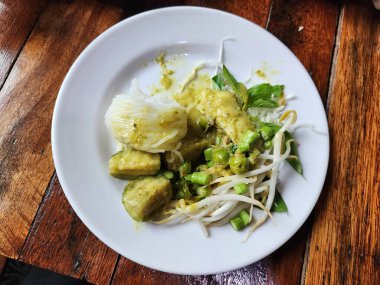 Tavuklu pilav ve köri ezmesi.