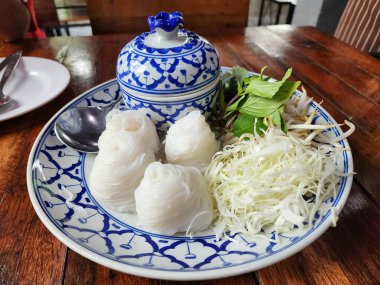 Tavuklu pilav ve köri ezmesi.