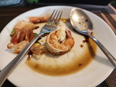 Baharatlı karides salatası. Geleneksel yemekler çok lezzetli.