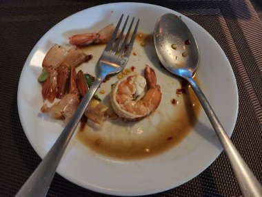 Baharatlı karides salatası. Geleneksel yemekler çok lezzetli.