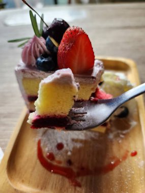 Çilekli keki karıştır.