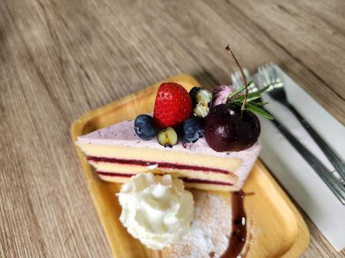 Çilekli keki karıştır.