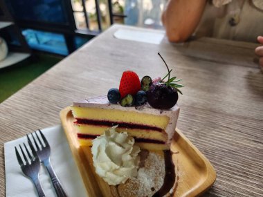 Çilekli keki karıştır.