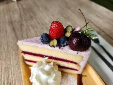 Çilekli keki karıştır.