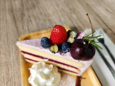 Çilekli keki karıştır.