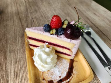 Çilekli keki karıştır.